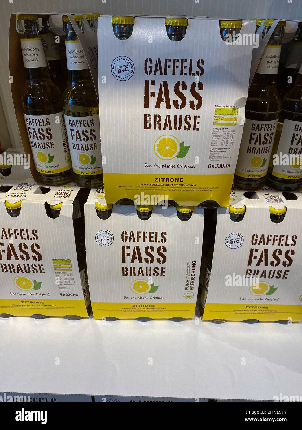 Rheinbach, Allemagne 17 février 2021, plusieurs paquets de six saveurs de citron « Gaffels Fassbreuse » sur l'étagère d'un supermarché allemand Banque D'Images