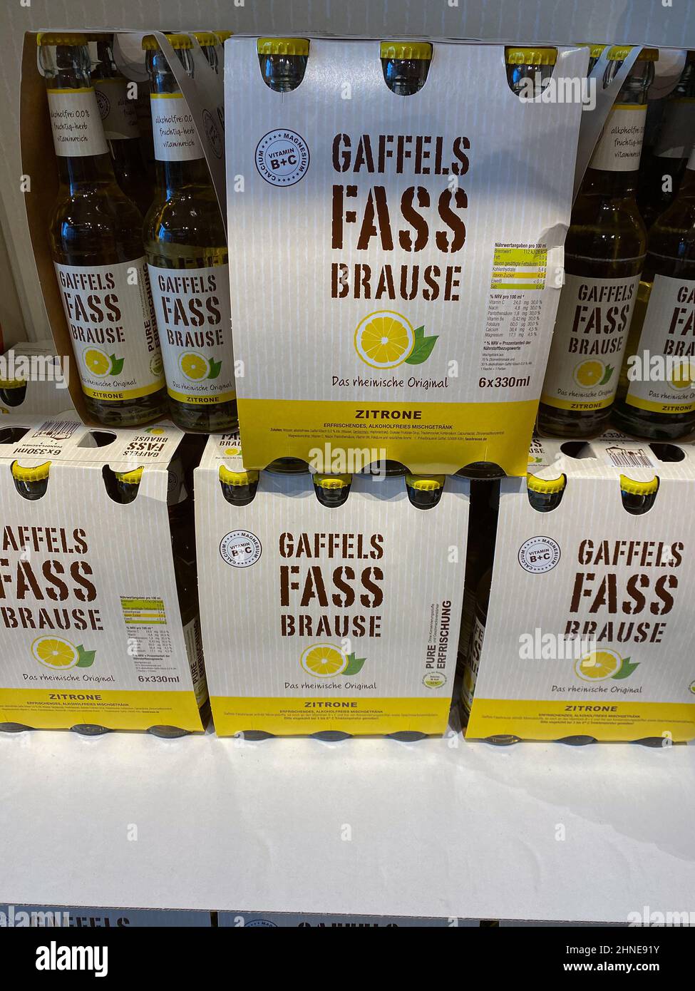 Rheinbach, Allemagne 17 février 2021, plusieurs paquets de six saveurs de citron « Gaffels Fassbreuse » sur l'étagère d'un supermarché allemand Banque D'Images