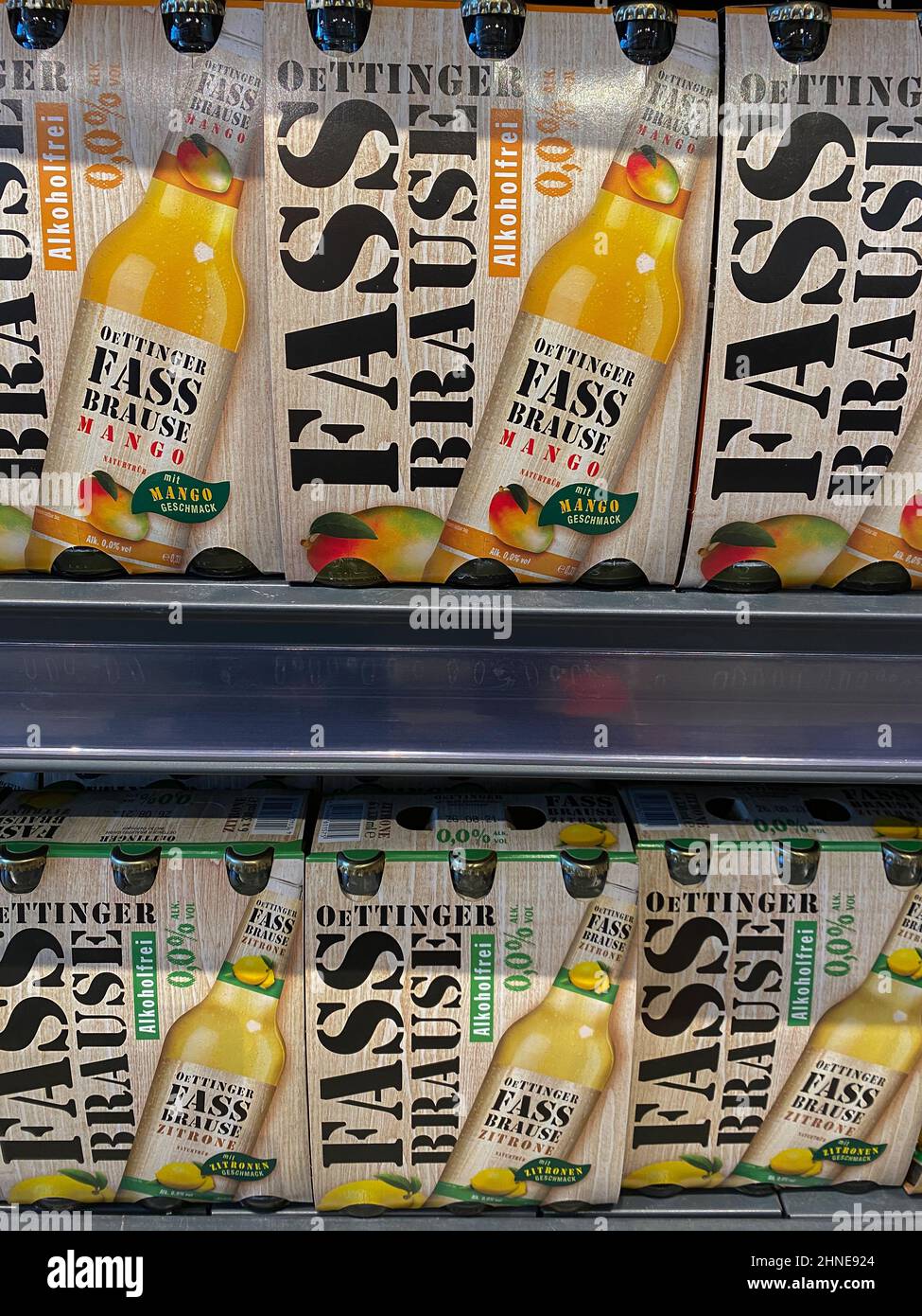 Rheinbach, Allemagne 17 février 2021, plusieurs paquets de six 'Oettinger Fassbreuse' aux saveurs de mangue et de citron sur le plateau Banque D'Images