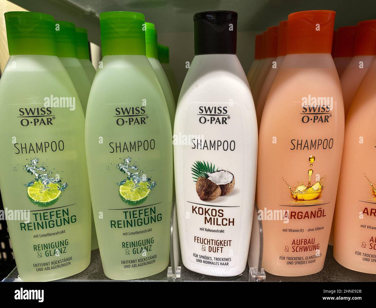 Rheinbach, Allemagne 17 février 2021, différents types de shampooing «  Swiss O par » dans un supermarché allemand Photo Stock - Alamy