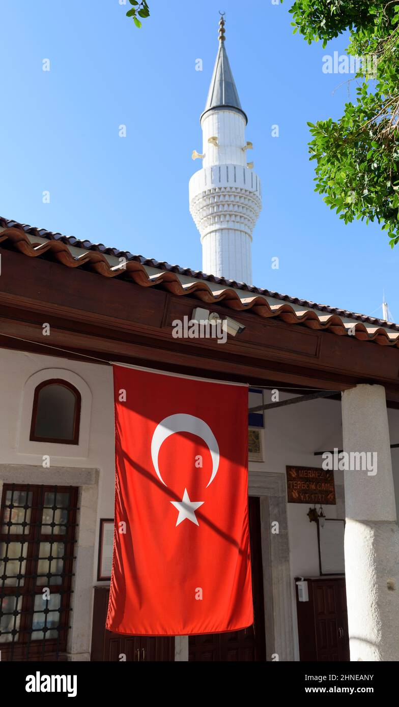 Gros plan, drapeau turc rouge à côté de la mosquée de Bodrum, Turquie. Banque D'Images