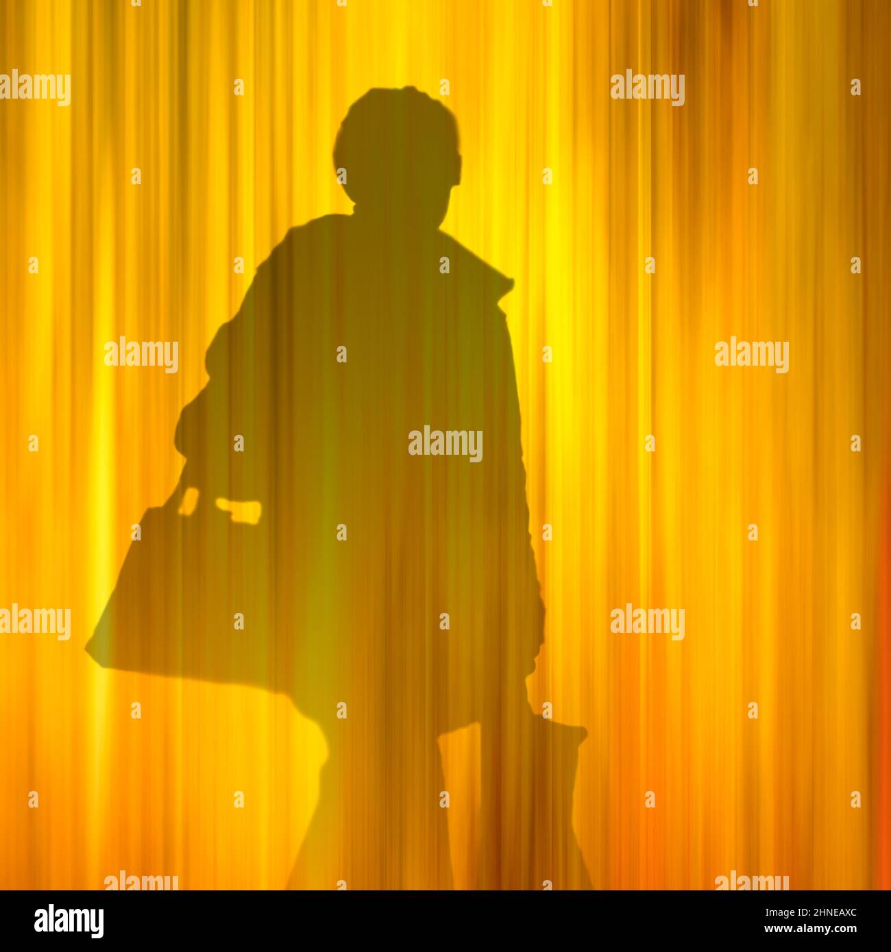 Image conceptuelle d'une femme portant des sacs d'achats. Peut-être représente-t-elle le consumérisme, est-elle une shopaholique, client mystère ou simplement en appréciant les ventes. Banque D'Images