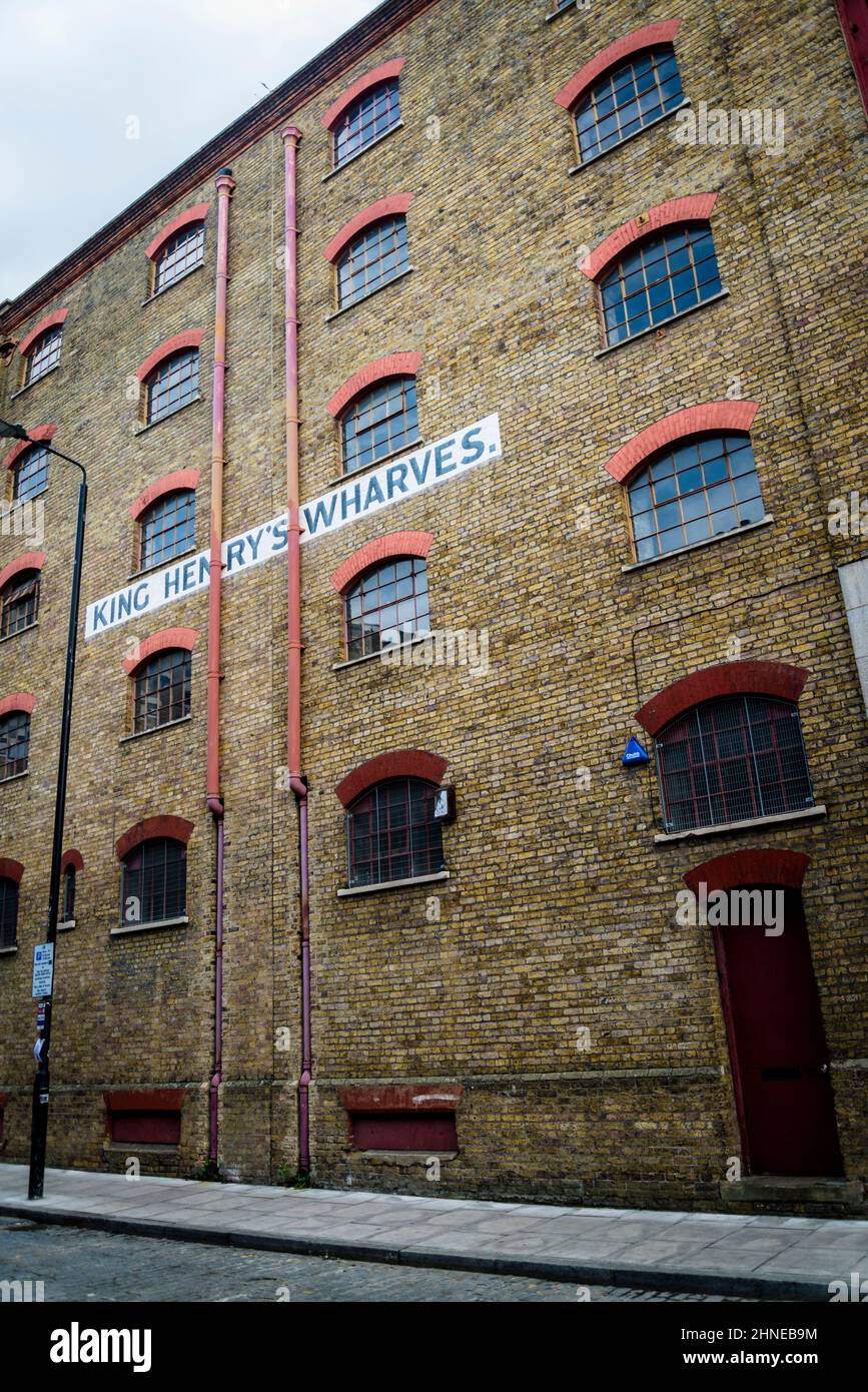 Appartements dans un entrepôt reconverti, Wapping, un ancien domaine de quais réaménagé à Tower Hamlets, Londres, Royaume-Uni Banque D'Images