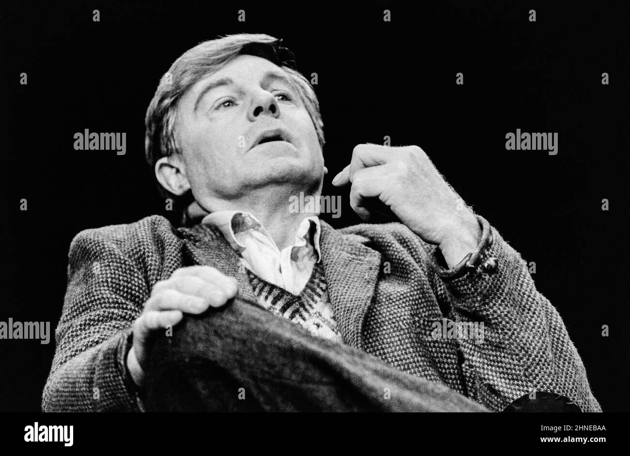 Derek Jacobi (Alan Turing) en BRISANT LE CODE par Hugh Whitemore au Théâtre Royal Haymarket, Londres SW1 21/10/1986 design: Liz da Costa éclairage: Mick Hughes directeur: Clifford Williams Banque D'Images