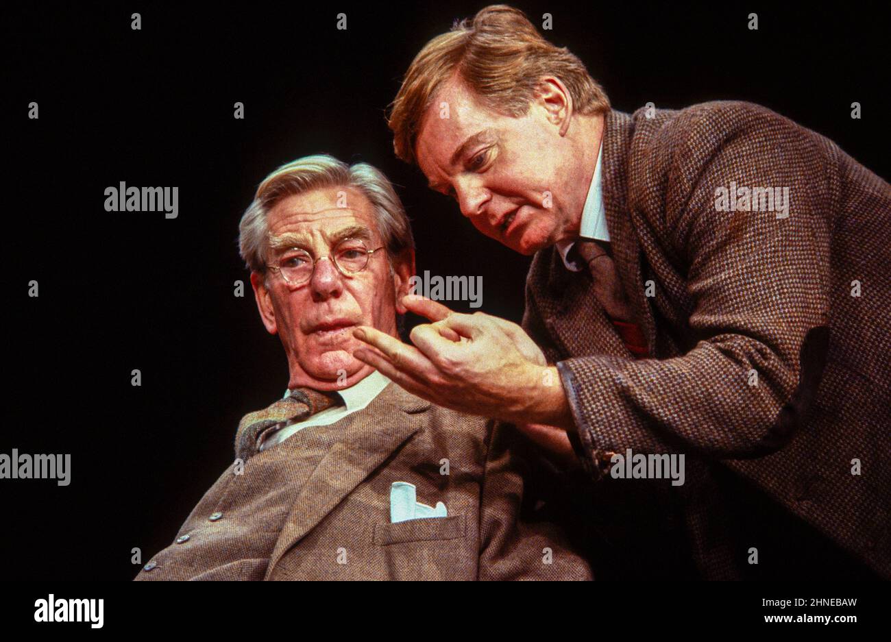 l-r: Michael Gough (Dillwyn KNOX), Derek Jacobi (Alan Turing) en BRISANT LE CODE par Hugh Whitemore au Théâtre Royal Haymarket, Londres SW1 21/10/1986 conception: Liz da Costa éclairage: Mick Hughes directeur: Clifford Williams Banque D'Images