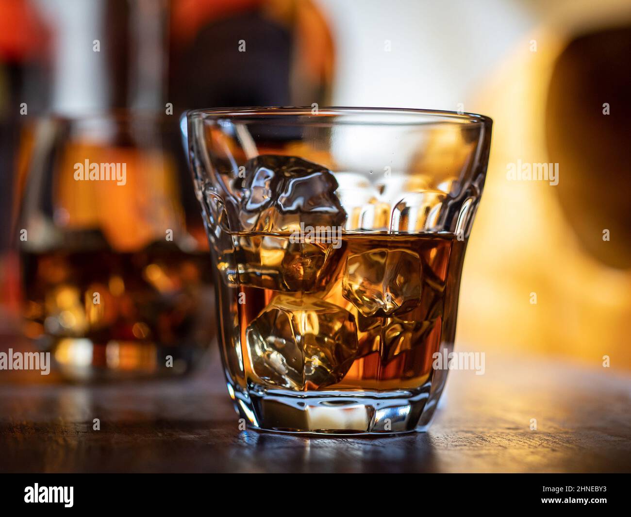 Verre de whisky sur les rochers sur un bar en bois Banque D'Images