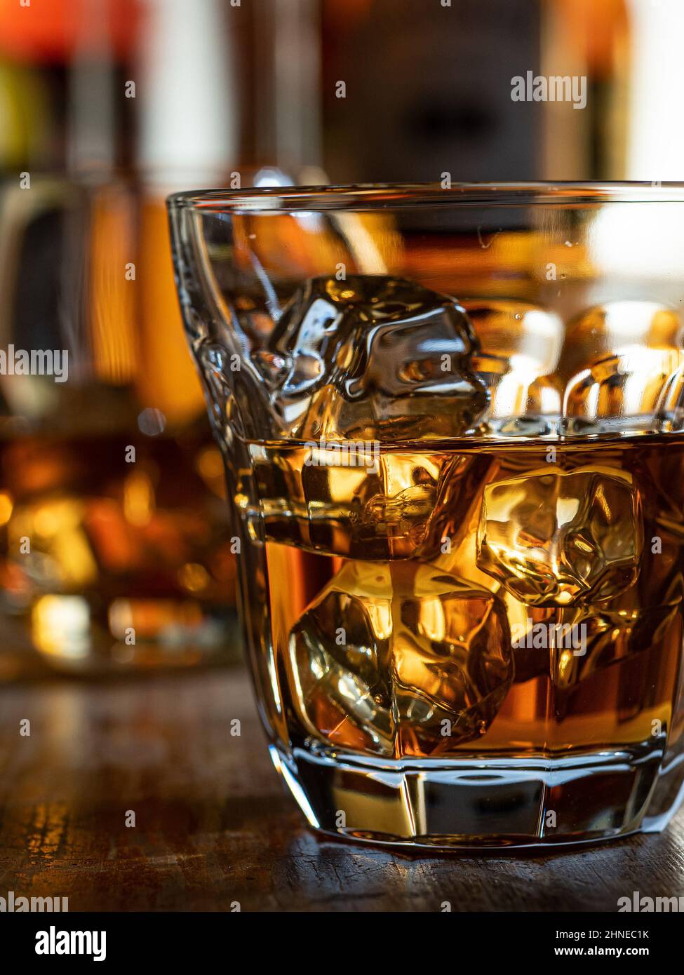 Verre de whisky sur les rochers sur un bar en bois Banque D'Images