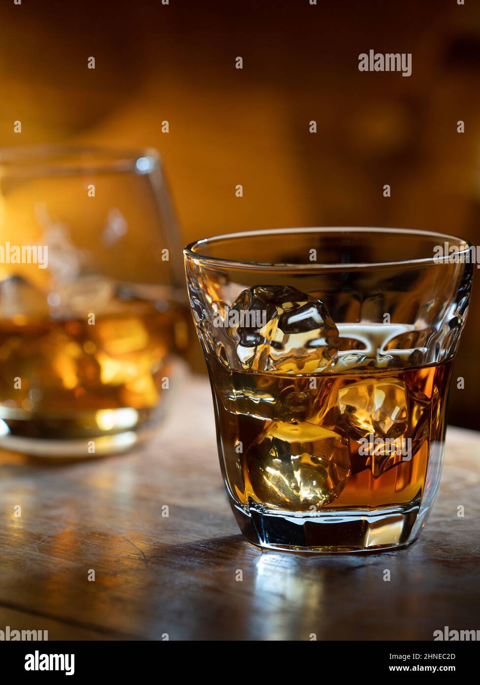 Verre de whisky sur les rochers sur un bar en bois Banque D'Images