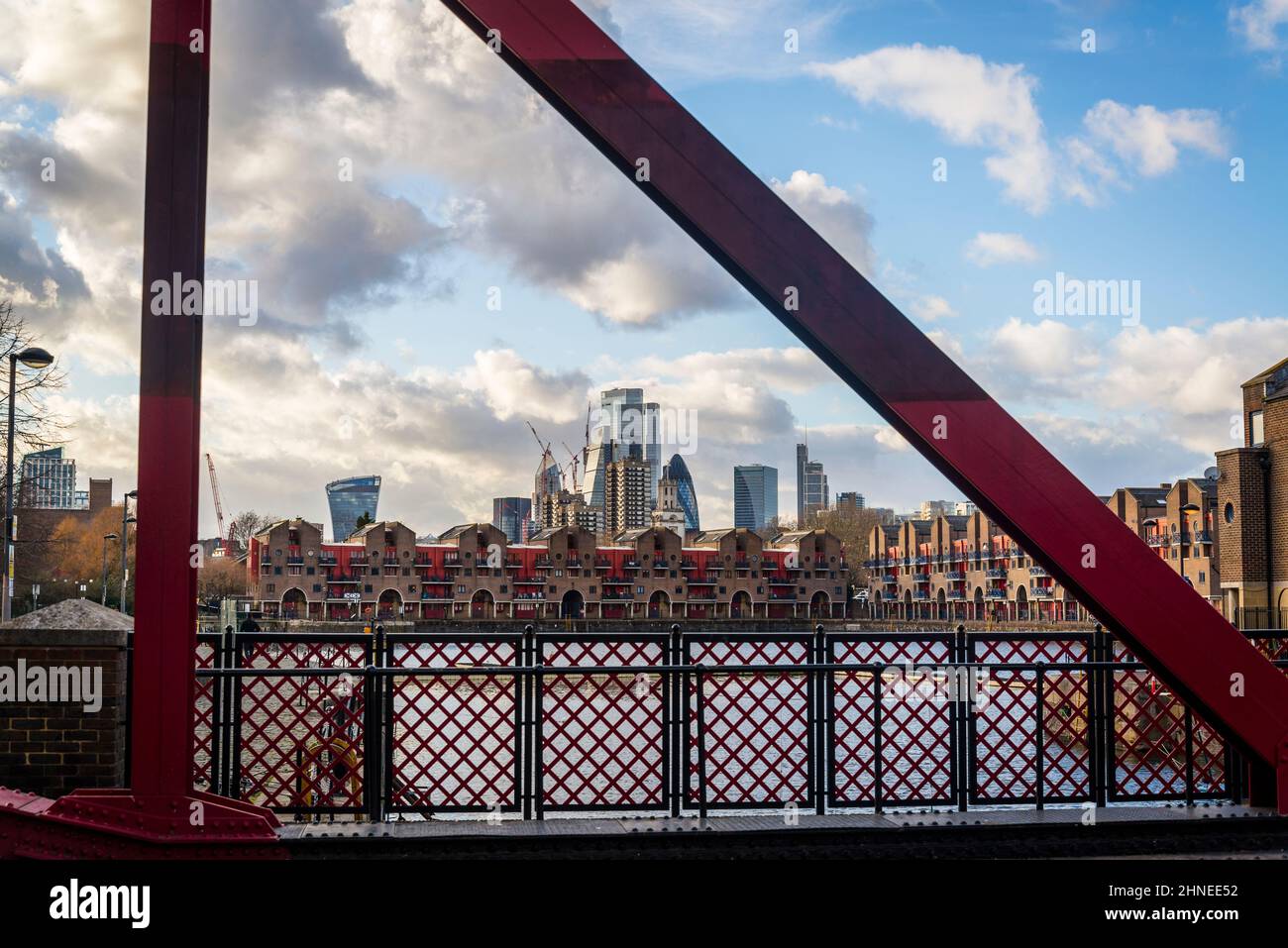 Vue sur la ville de Londres et le bassin de Shadwell depuis le pont Bascule, Wapping, un ancien quai réaménagé de Tower Hamlets, Londres, Royaume-Uni Banque D'Images