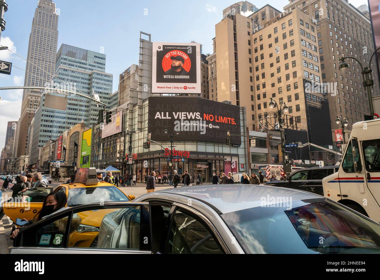 Publicité pour le service de streaming musical Spotify dans Herald Square à New York le mardi 8 février 2022. Spotify est actuellement embrouiné dans un imbroglio concernant le podcaster Joe Rogan et sa désinformation anti-vaccination et ses propos raciaux. (© Richard B. Levine) Banque D'Images