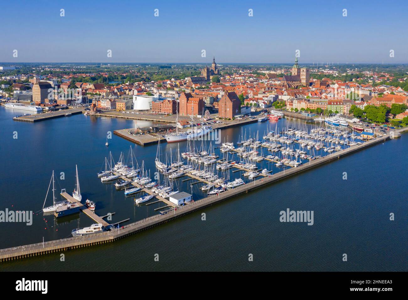 Vue aérienne sur le port de plaisance dans le port de la ville de Poméranie occidentale Stralsund le long du Strelasund en été, Mecklembourg-Poméranie-Occidentale, Allemagne Banque D'Images