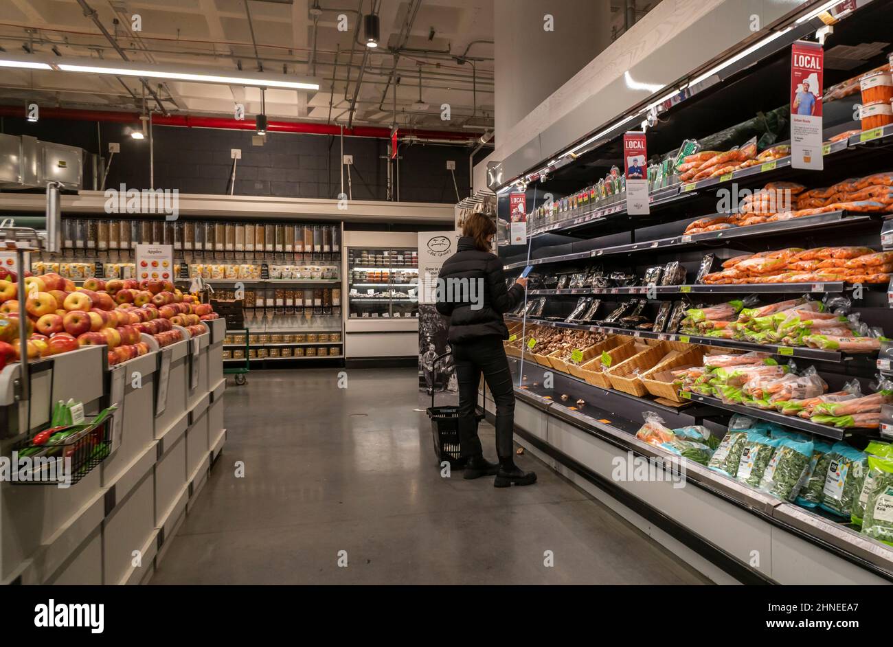 Shopping dans un supermarché Whole Foods Market à New York le lundi 31 janvier 2022. Les Américains rencontrent le taux d'inflation le plus élevé depuis 40 ans, car les dépenses de consommation ont chuté le mois dernier, le plus depuis février 2021. (© Richard B. Levine) Banque D'Images