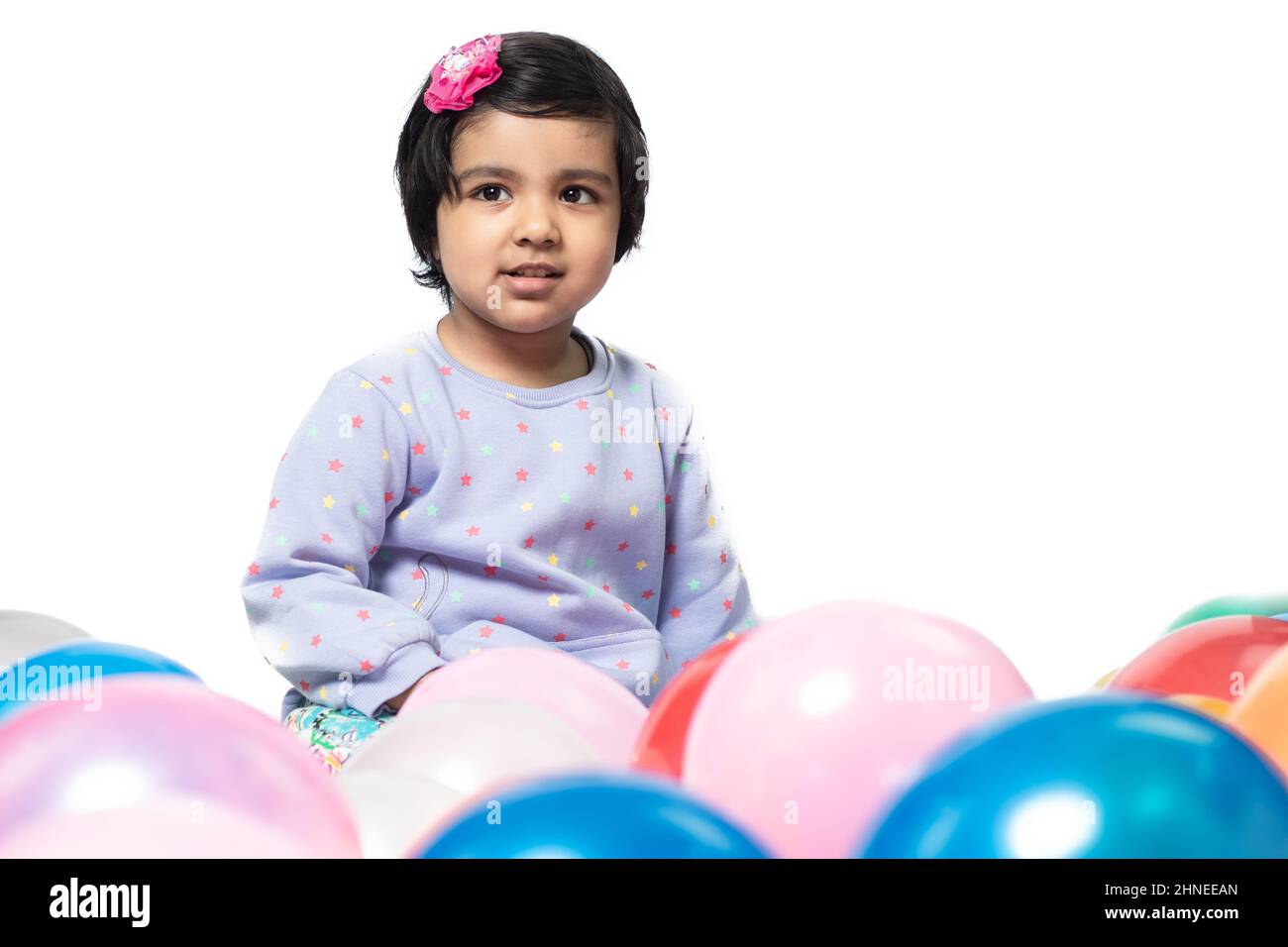 Bonne fille asiatique indienne jouant avec des ballons. Amusement, activité, pré-école, éducation, maternelle, Anniversaire, apprentissage, activité à domicile, École Banque D'Images