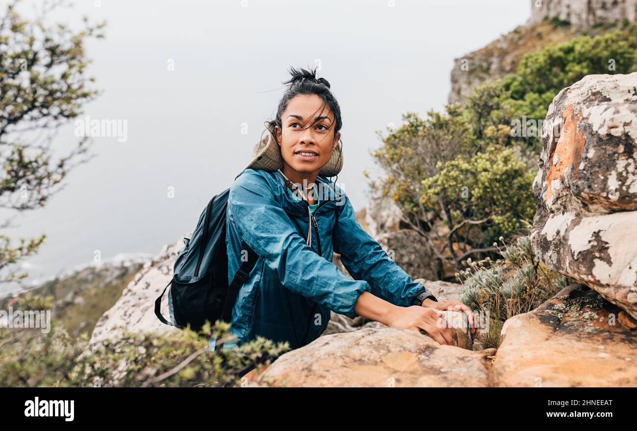 Portrait d une jeune femme qui se detend en randonnee sur une montagne. Femme en vetements de sport grimpant Photo Stock Alamy