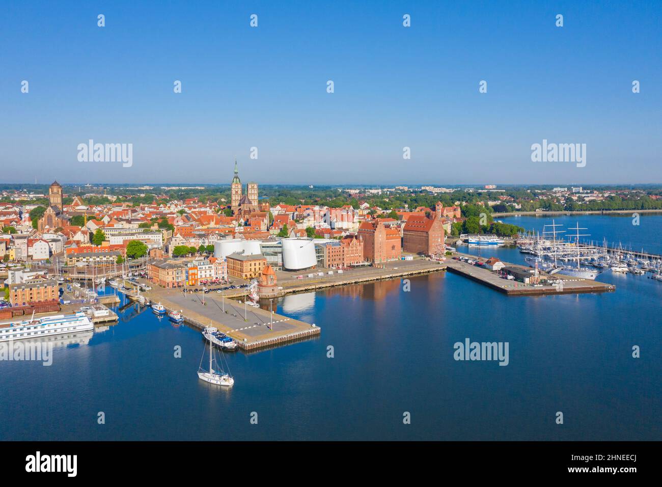 Vue aérienne sur le port de plaisance dans le port de la ville de Poméranie occidentale Stralsund le long du Strelasund en été, Mecklembourg-Poméranie-Occidentale, Allemagne Banque D'Images