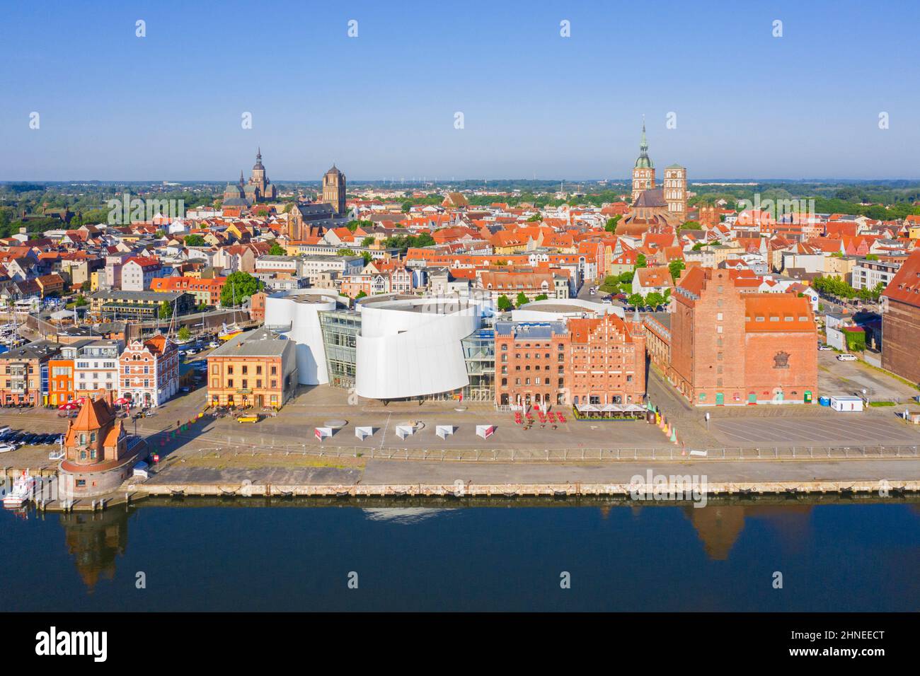 Vue aérienne sur le front de mer et aquarium public Ozeaneum dans le port de la ville hanséatique de Stralsund en été, Mecklembourg-Poméranie-Occidentale, Allemagne Banque D'Images