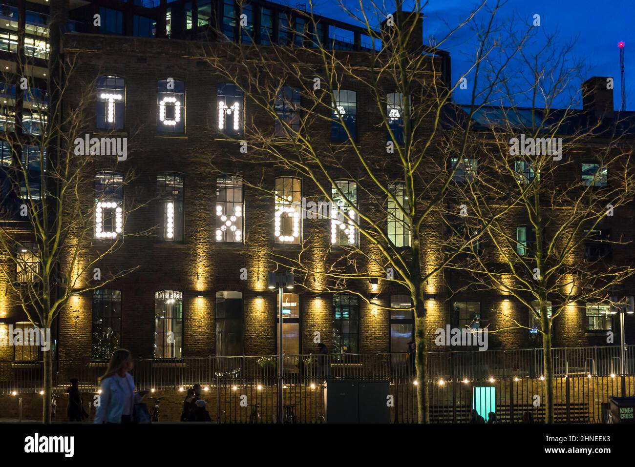 Tom Dixon Shop, Coal Drops Yard la nuit, zone de Handyside, régénération urbaine de King's Cross, Londres, Angleterre, Royaume-Uni Banque D'Images