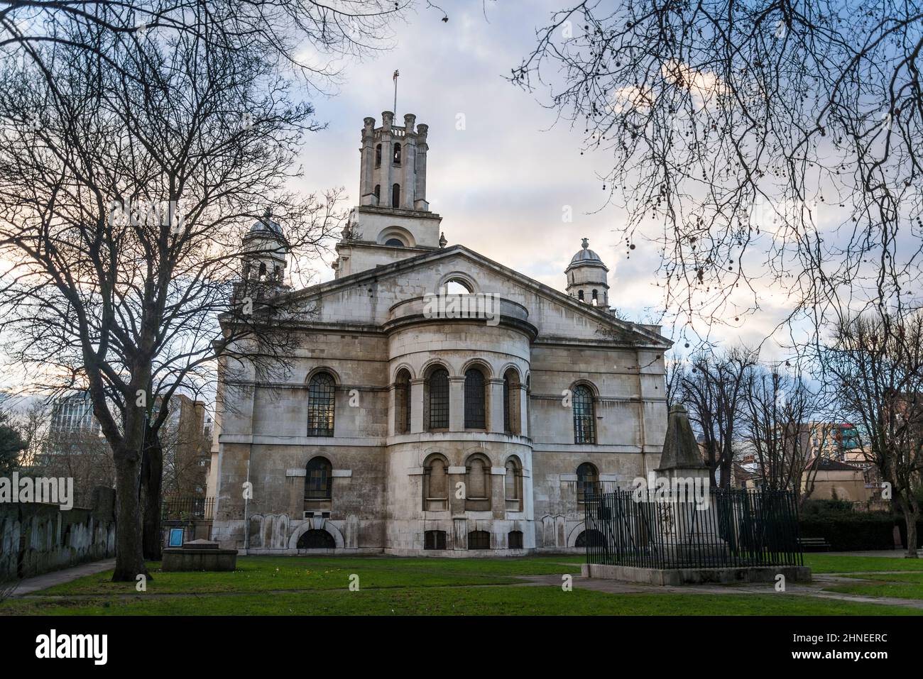 Église St George-in-the-East, église anglicane du début du 18th siècle construite dans le style baroque anglais, Wapping, Tower Hamlets, Londres, Royaume-Uni Banque D'Images