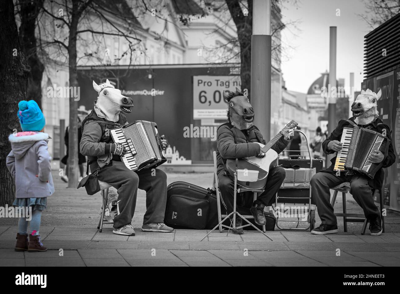 Petite fille montres musicien avec tête de cheval Banque D'Images