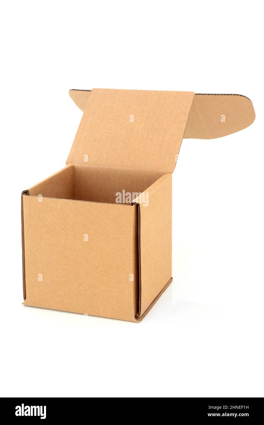 Boîte en carton contenant en forme de cube avec couvercle ouvert sur fond  blanc. Emballage réutilisable recyclé, élément de conception. Copier  l'espace Photo Stock - Alamy