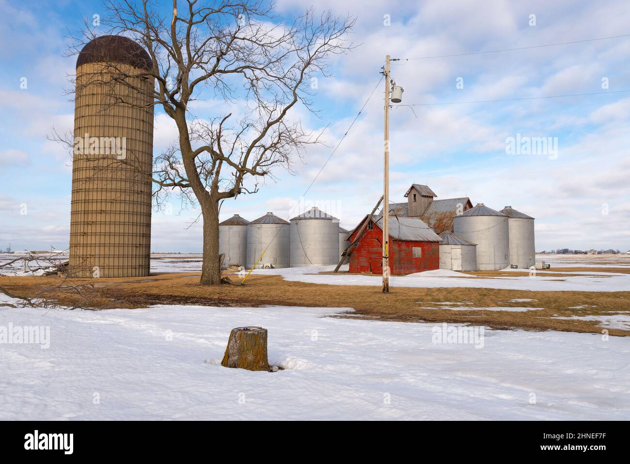 Vieilles granges et silos dans le Midwest rural. Banque D'Images
