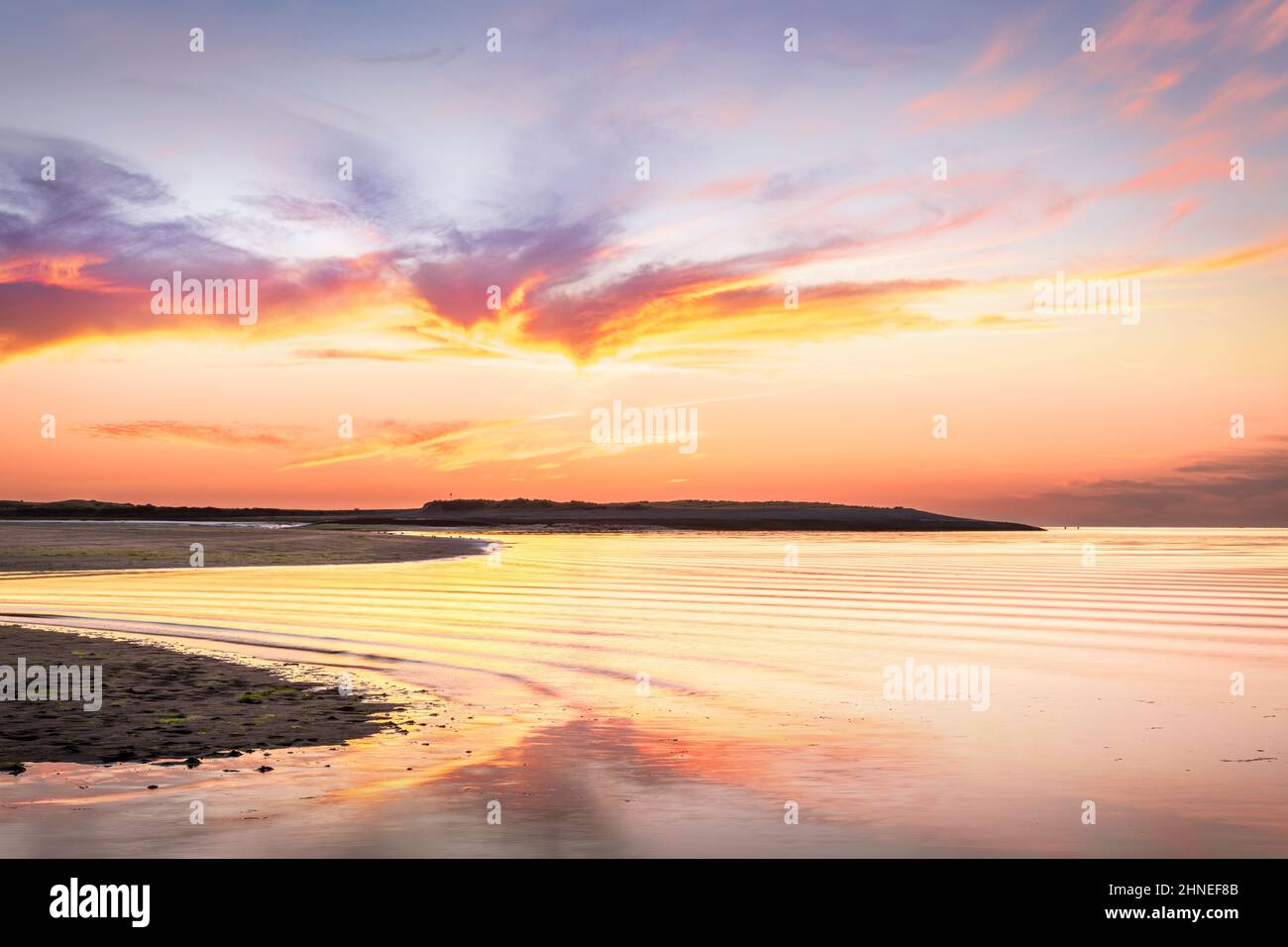 Appledore, North Devon, Angleterre. Une soirée de juillet tranquille sur l'estuaire de la rivière Torridge tandis que le soleil se couche derrière les rows de Norram près d'Appledore dans le Nord Banque D'Images