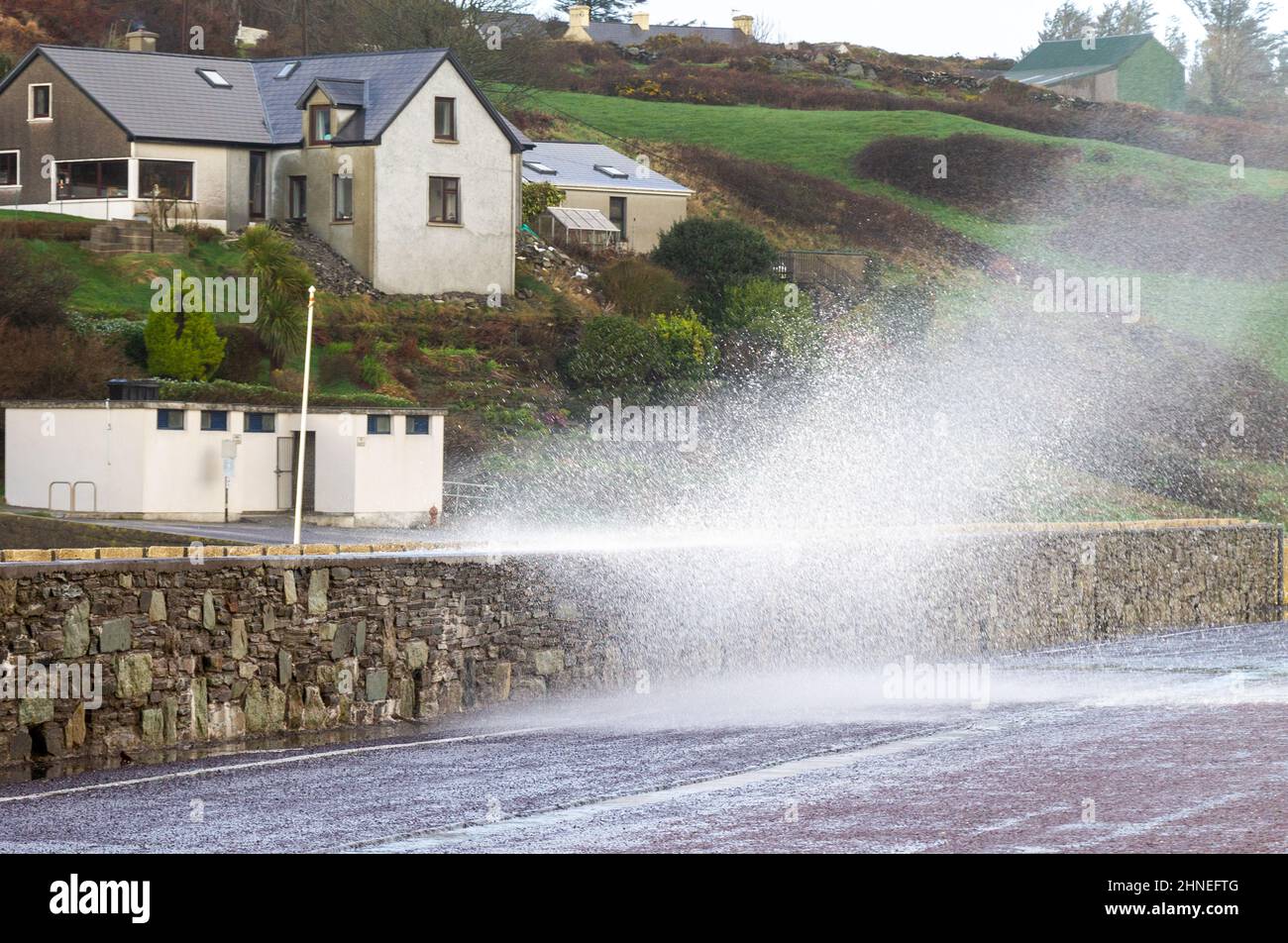 Hiver les vagues de tempête se brisent au-dessus du mur de mer Tragumna, West Cork, Irlande Banque D'Images