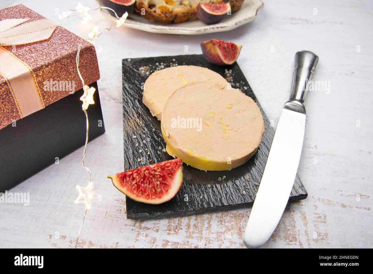 foie gras de canard avec pain aux fruits séchés et figues fraîches sur une ardoise Banque D'Images