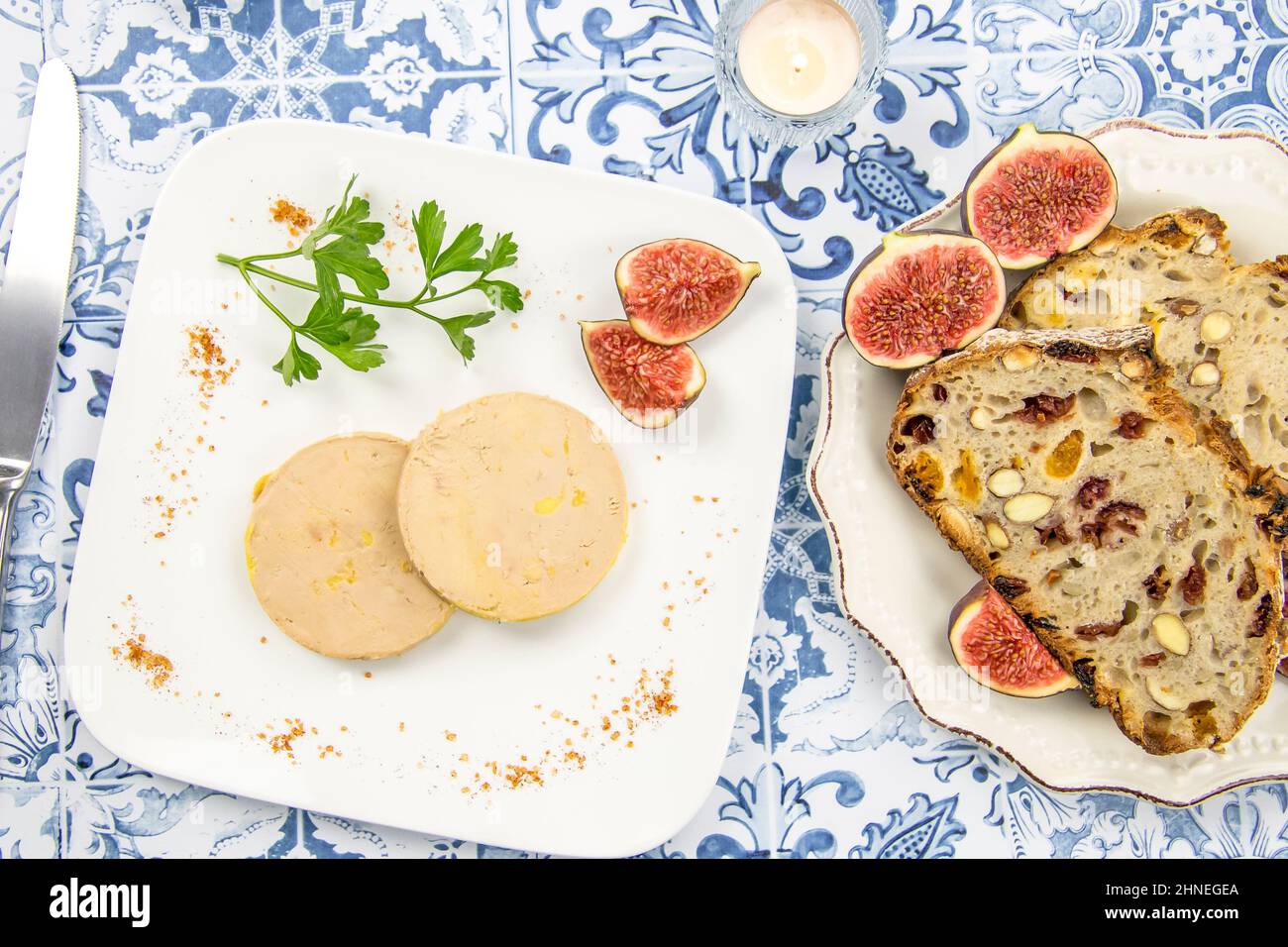 foie gras accompagné de pain aux fruits secs et de figues fraîches sur une assiette Banque D'Images