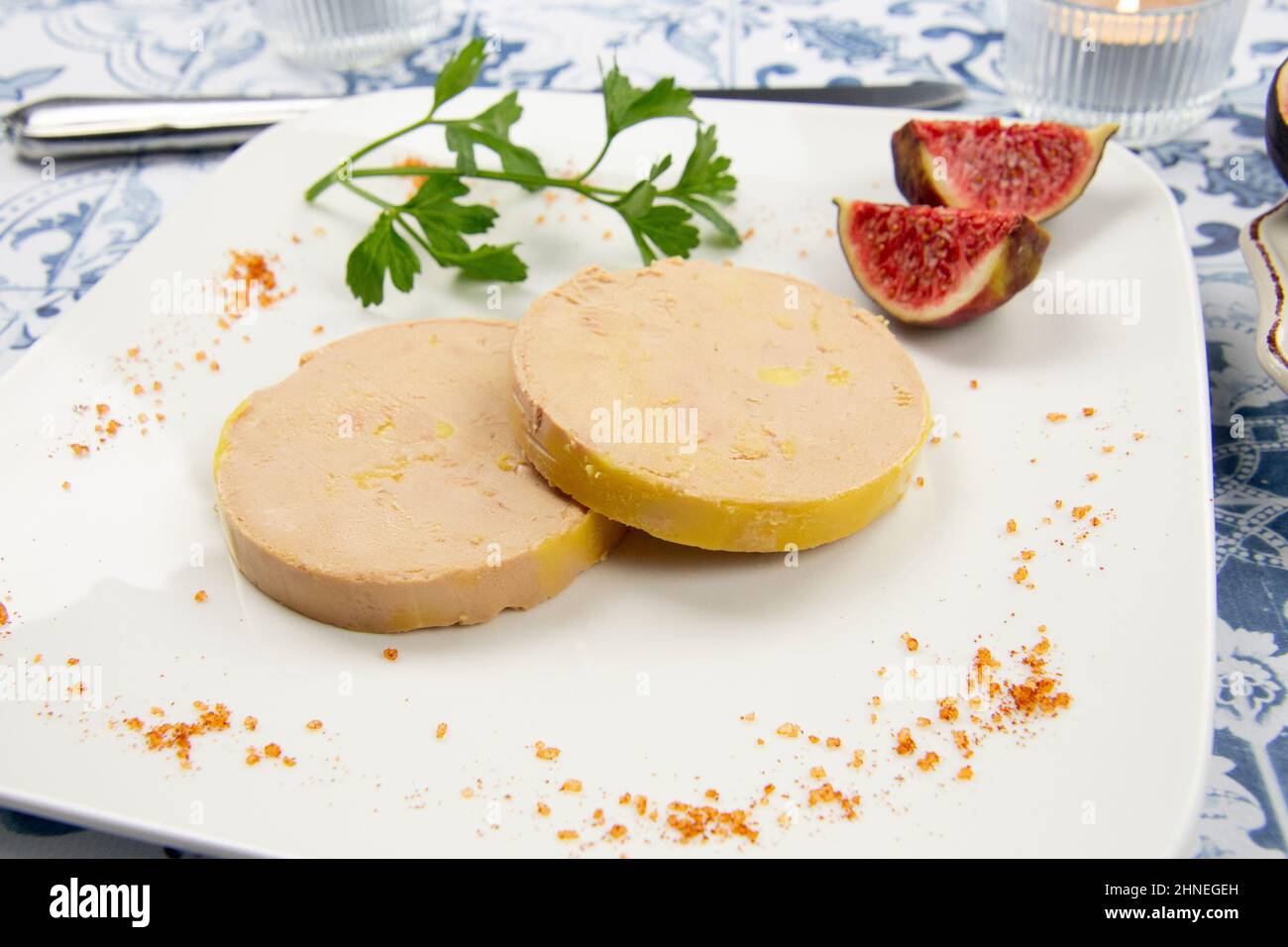 tranche de foie gras sur une assiette avec des figues fraîches Photo Stock  - Alamy
