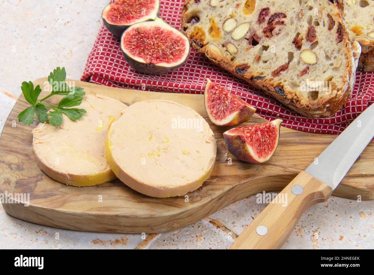 foie gras accompagné de pain aux fruits secs et de figues fraîches Banque D'Images