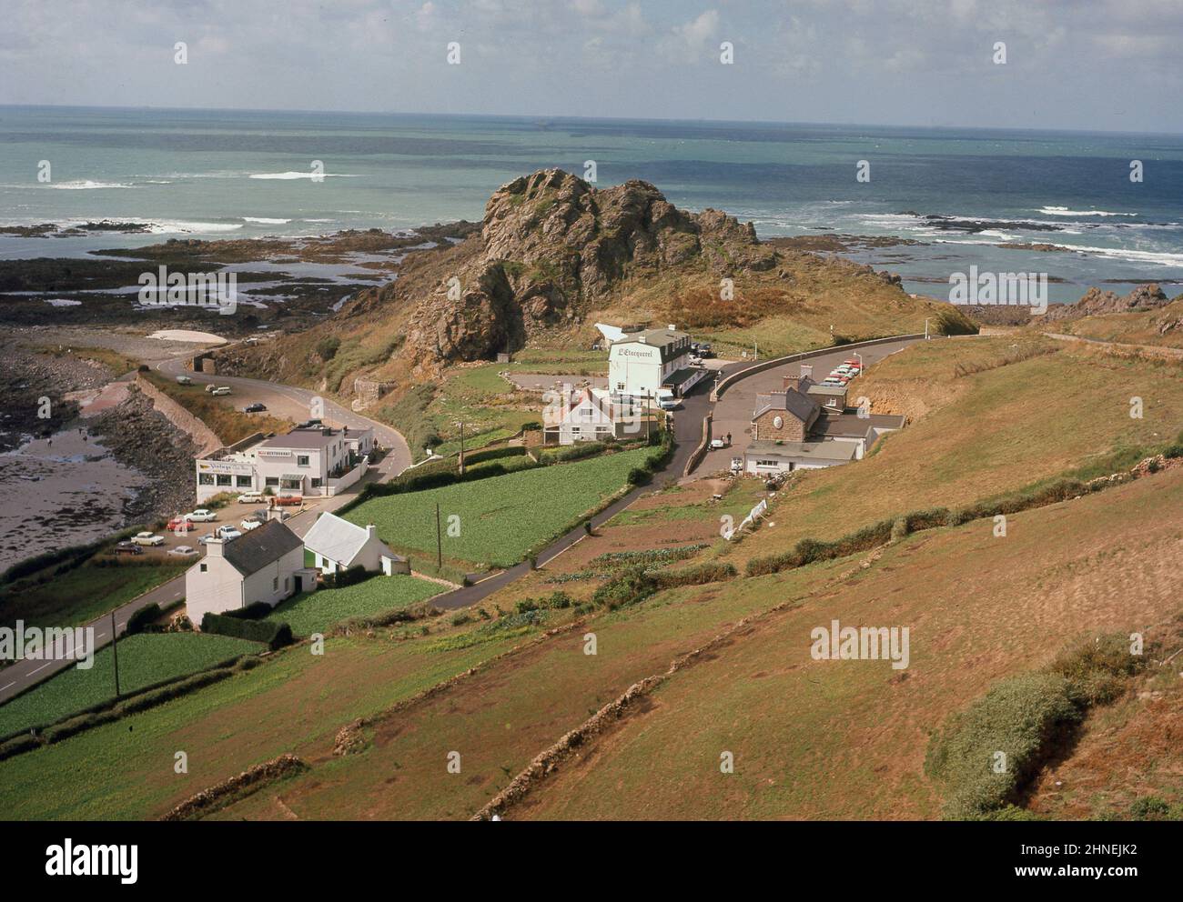 1960s, vue historique de cette époque, d'en haut, au-dessus de l'Etacq, Jersey, îles Anglo-Normandes, Montrant l'Hôtel l'Etcherel, la pointe rocheuse, le paysage environnant et l'océan Atlantique. Banque D'Images