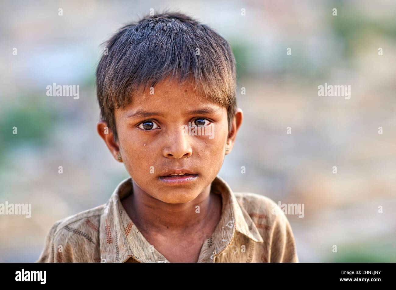 Inde Rajasthan jaisalmer. Portrait d'un garçon triste Banque D'Images