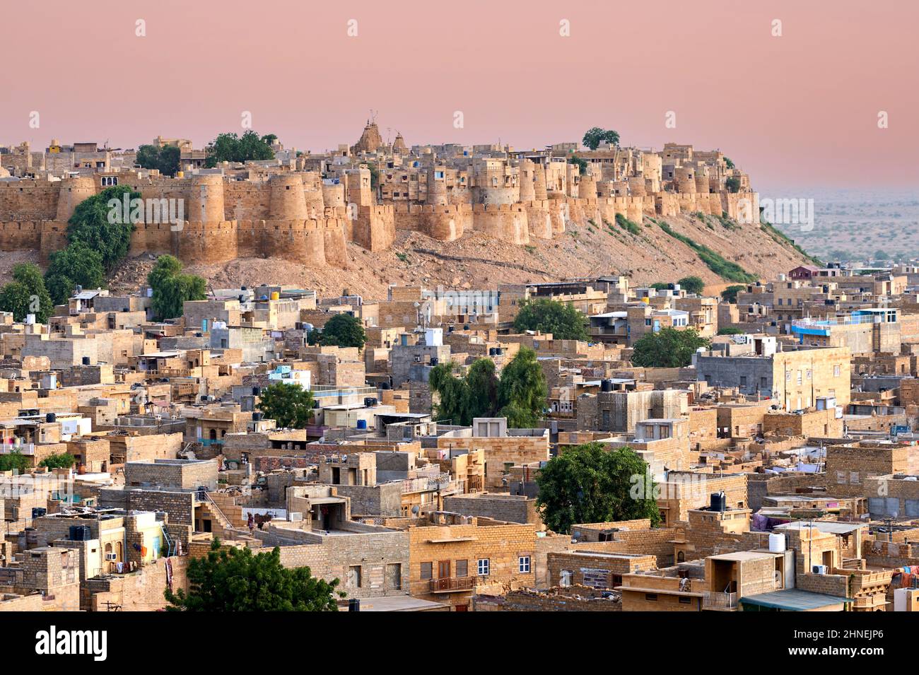 Inde Rajasthan jaisalmer. Paysage urbain à distance au coucher du soleil Banque D'Images