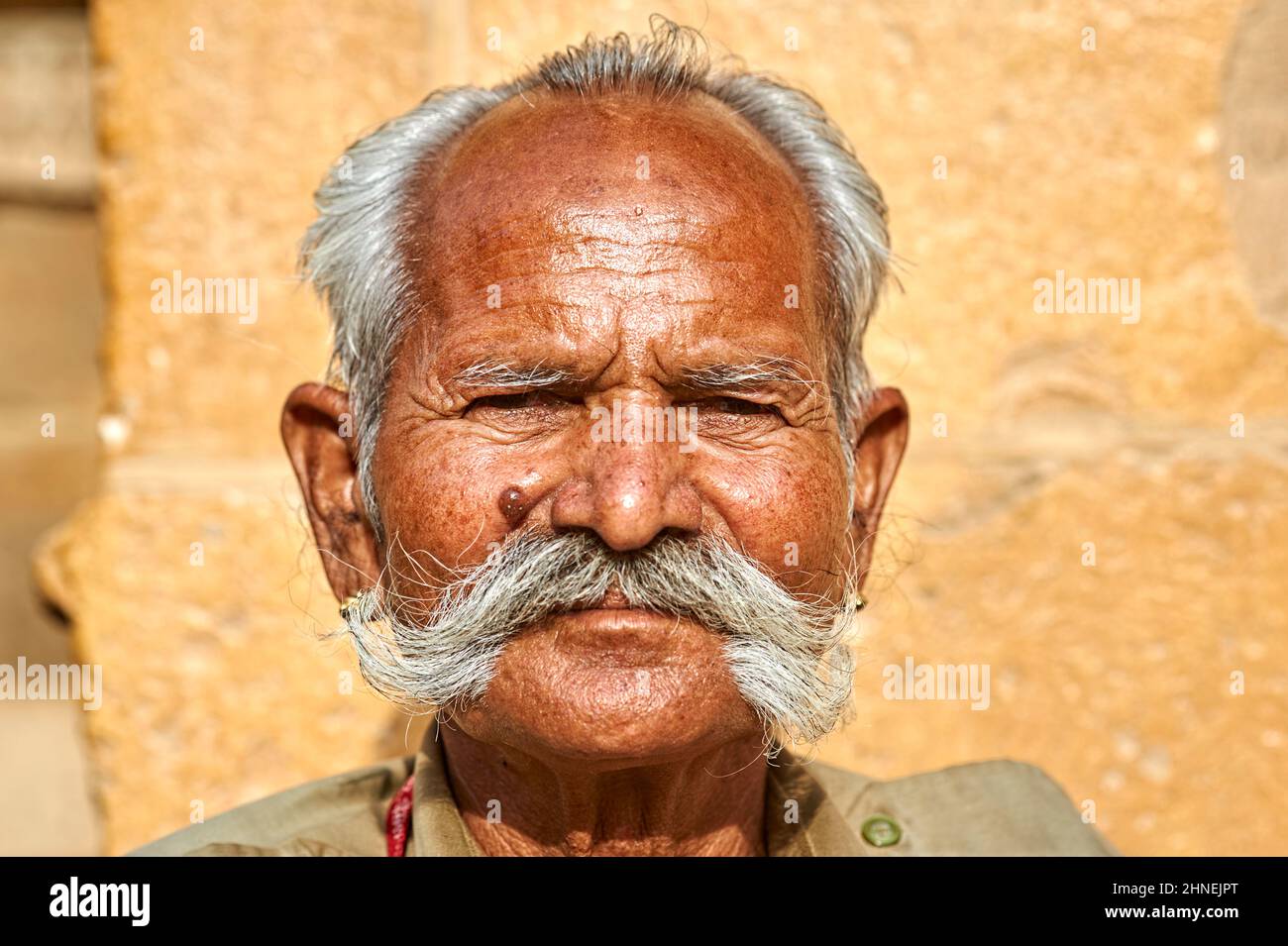 Inde Rajasthan jaisalmer. Portrait d'un homme avec une longue moustache Banque D'Images