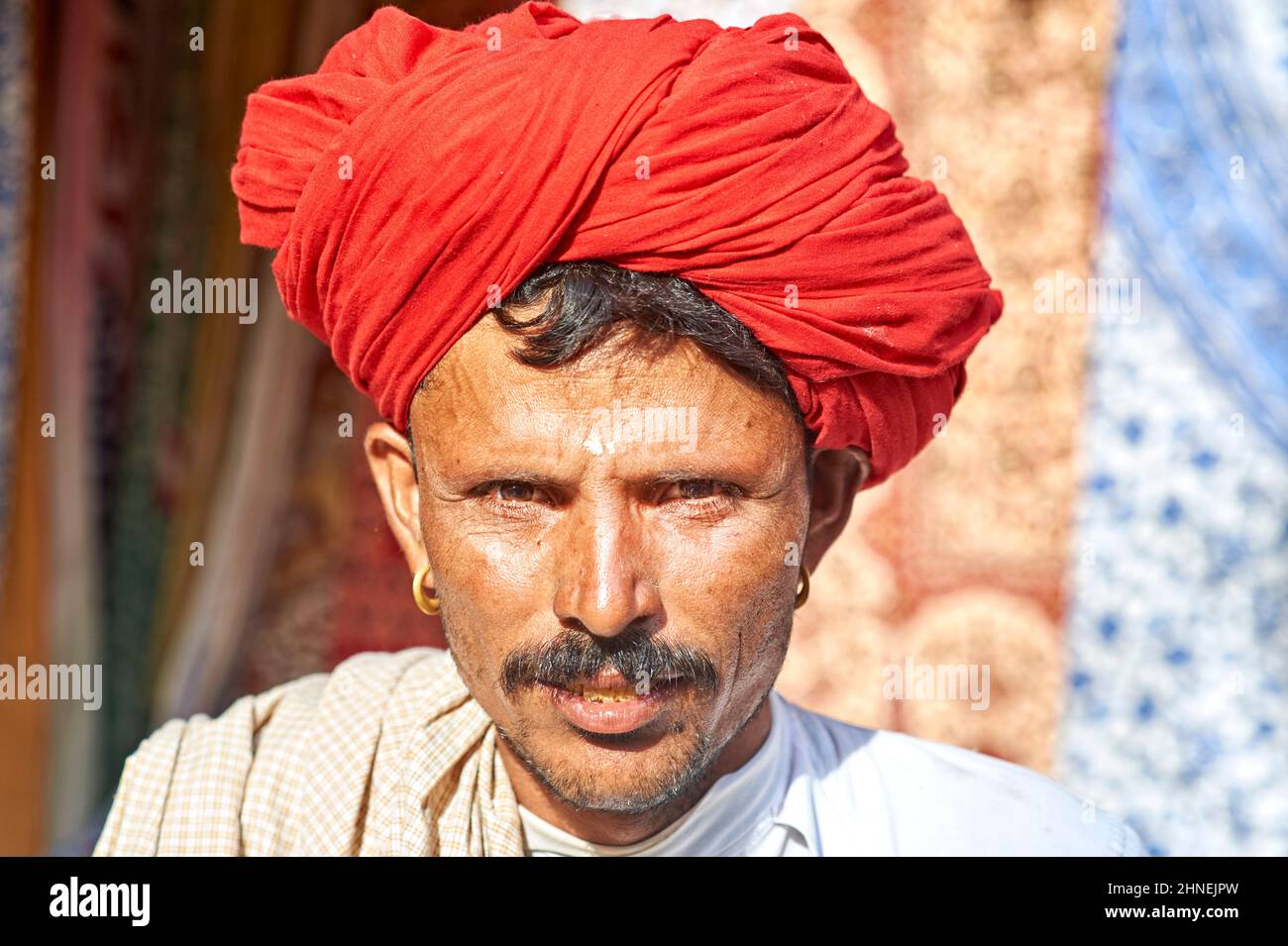 Inde Rajasthan jaisalmer. Portrait d'un homme au turban rouge Banque D'Images