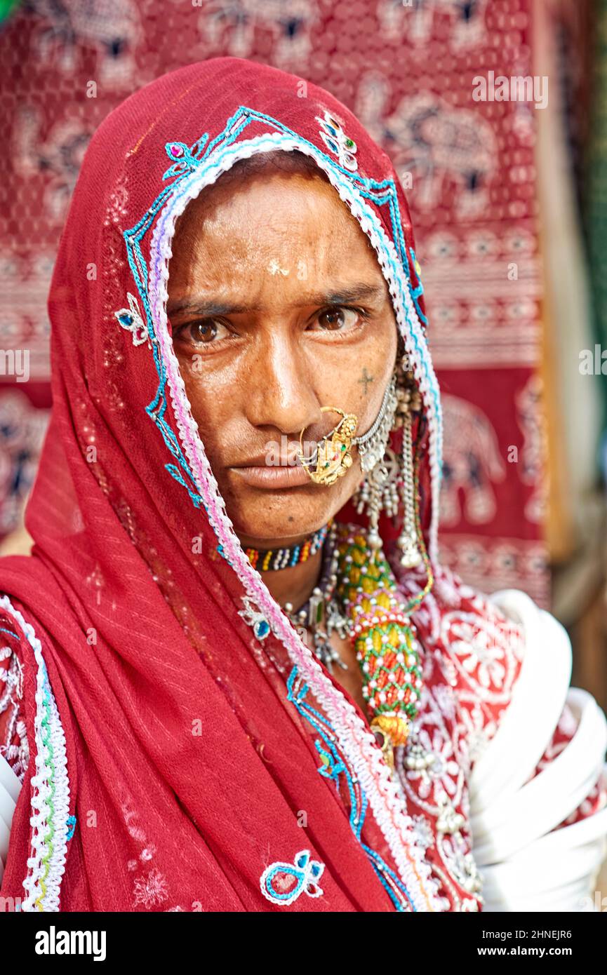 Inde Rajasthan jaisalmer. Portrait d'une femme avec une robe traditionnelle Banque D'Images