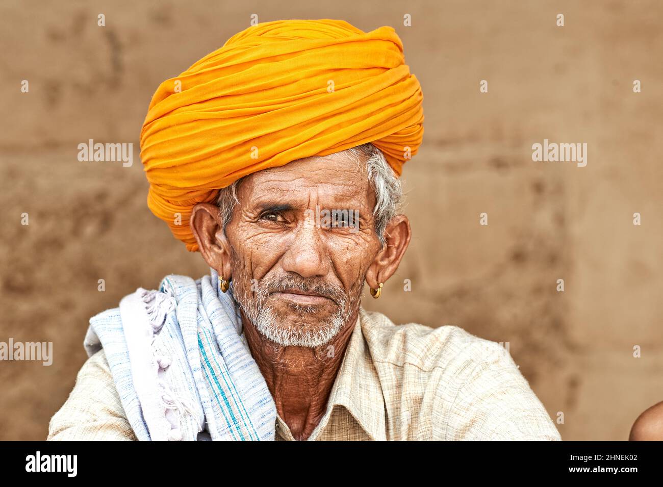 Inde Rajasthan Jodhpur. Portrait d'un vieil homme au turban jaune Banque D'Images