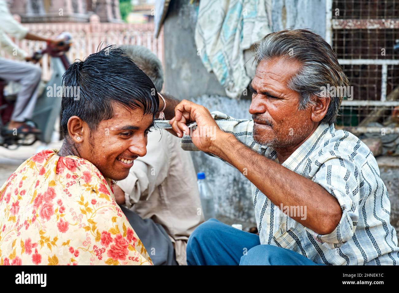 Inde Rajasthan Jodhpur. Street barber's shop Banque D'Images