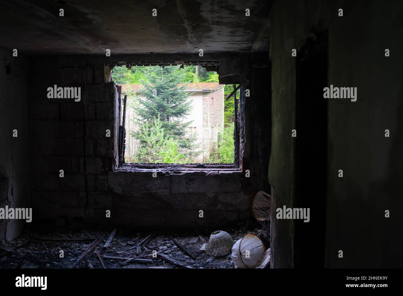 Pièce brûlée dans un sanatorium abandonné, Allemagne Banque D'Images