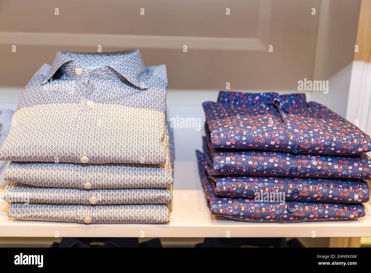 Une pile de chemises bleutées sur une étagère Banque D'Images