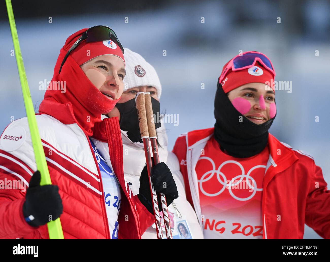 Zhangjiakou, province chinoise du Hebei. 16th févr. 2022. Yulia Stupak (R) et son coéquipier Natalia Nepryaeva du ROC réagissent après la finale classique des Jeux olympiques d'hiver de 2022 à Beijing au Centre national de ski de fond de Zhangjiakou, dans la province de Hebei, dans le nord de la Chine, le 16 février 2022. Credit: Deng Hua/Xinhua/Alay Live News Banque D'Images