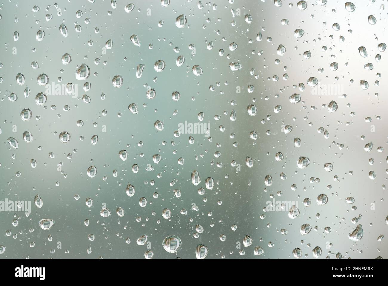 Gouttes de pluie sur un panneau de fenêtre par temps pluvieux Banque D'Images