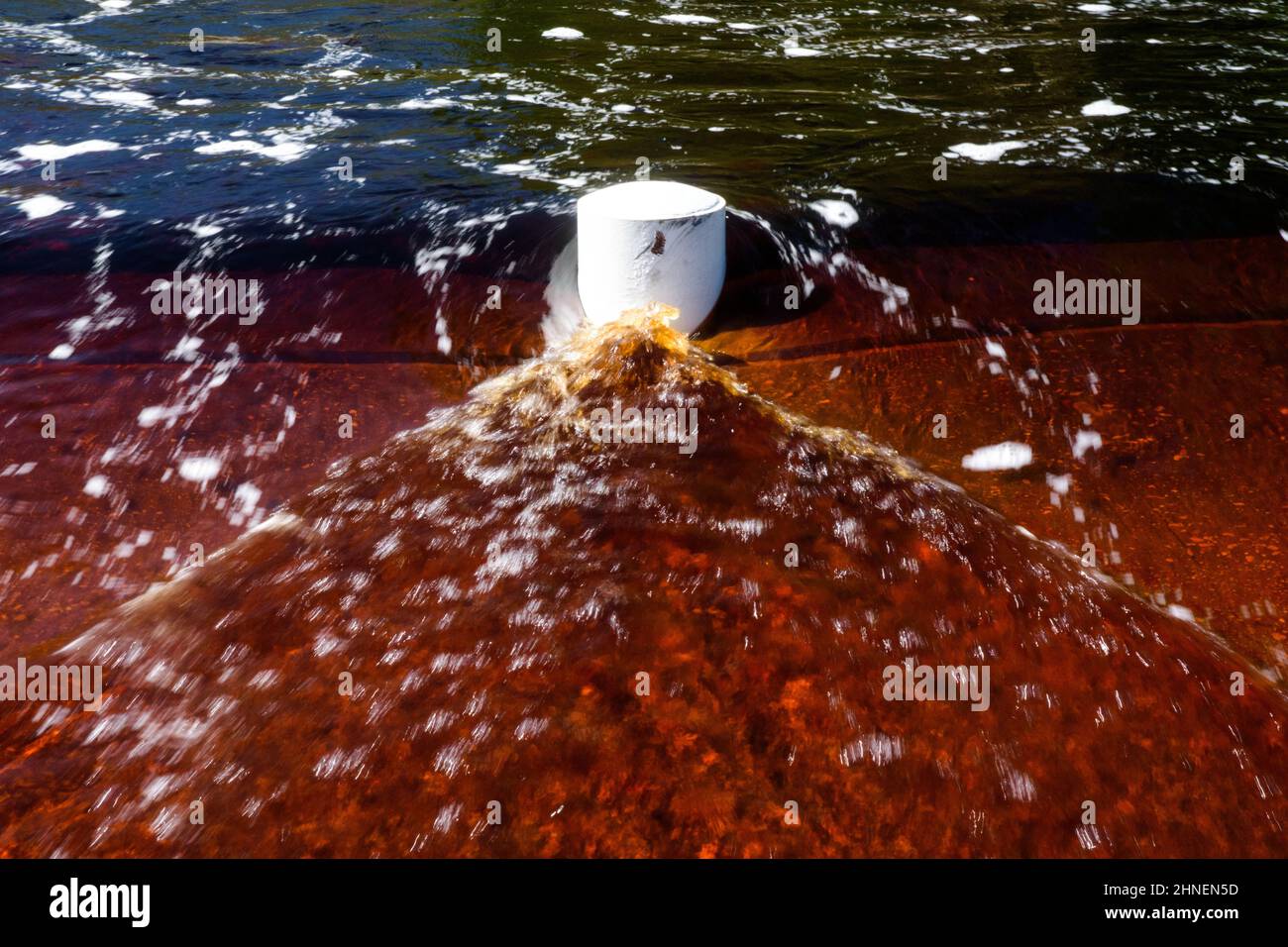 Patrons de précipitation de l'eau au-dessus du pont à basse eau Banque D'Images