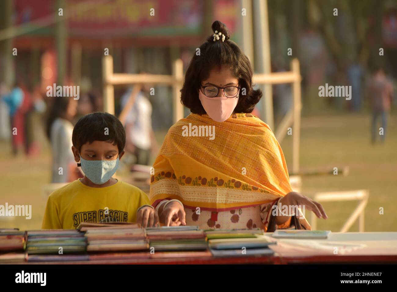 Dhaka. 16th févr. 2022. Les visiteurs ont lu des livres dans un stand lors d'une foire du livre à Dhaka, capitale du Bangladesh, le 15 février 2022. Mardi, la plus grande foire annuelle du livre du Bangladesh a débuté dans la capitale Dhaka, mais tardivement en raison de la pandémie COVID-19. Au total, 800 stands ont été attribués à environ 500 organisations cette année. Credit: Xinhua/Alay Live News Banque D'Images