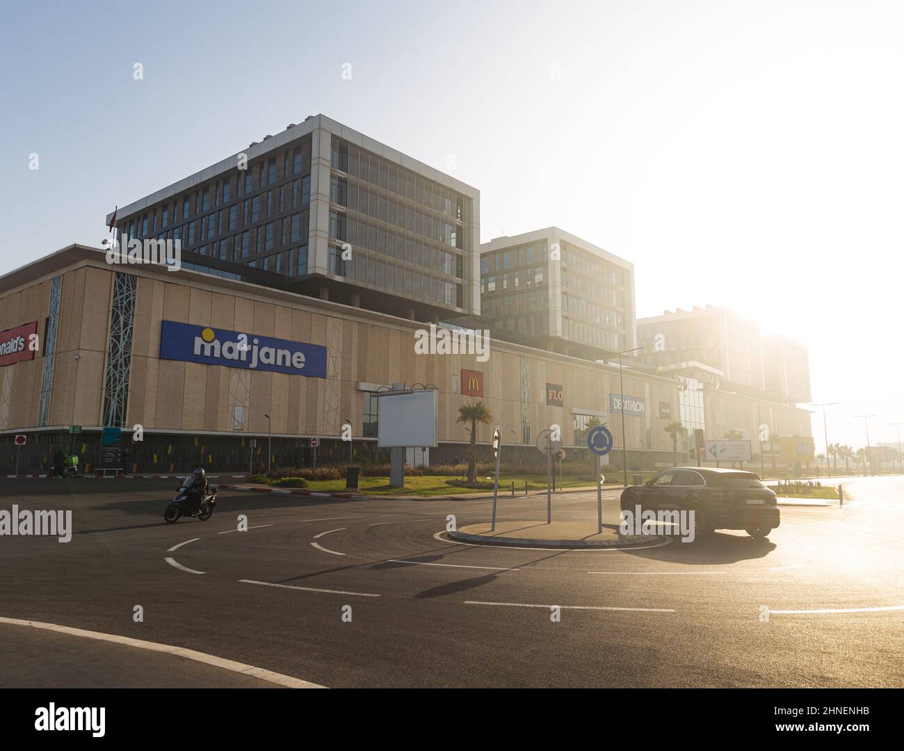 Casablanca, Maroc - 12 février 2022 : vue sur le centre commercial Marina par temps ensoleillé Banque D'Images