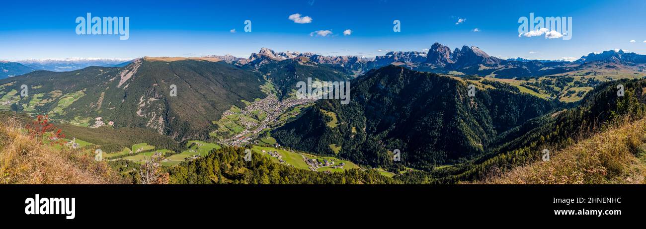 Vue panoramique sur Val Gardena et la ville de Wolkenstein, le groupe Sella, le col Gardena, le groupe Tofane et Puez au loin, de Puplatschspitze. Banque D'Images