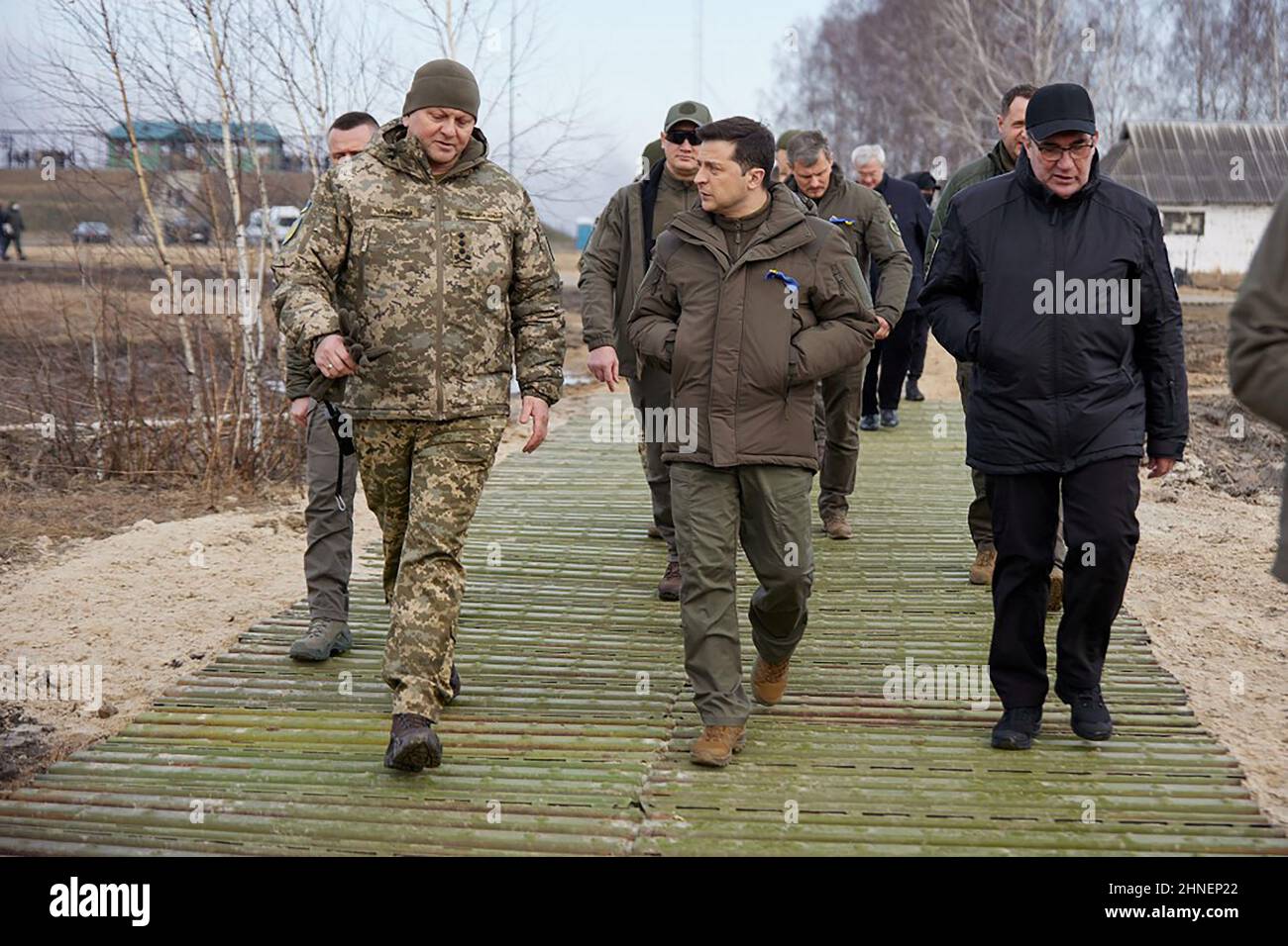 Rivne, Ukraine. 16th févr. 2022. Le président ukrainien Volodymyr Zelensky (C) écoute les explications lors d'un exercice militaire devant la ville de Rivne, dans le nord de l'Ukraine, mercredi 16 février 2022. Photo du ministère ukrainien de la Défense/UPI crédit: UPI/Alay Live News Banque D'Images