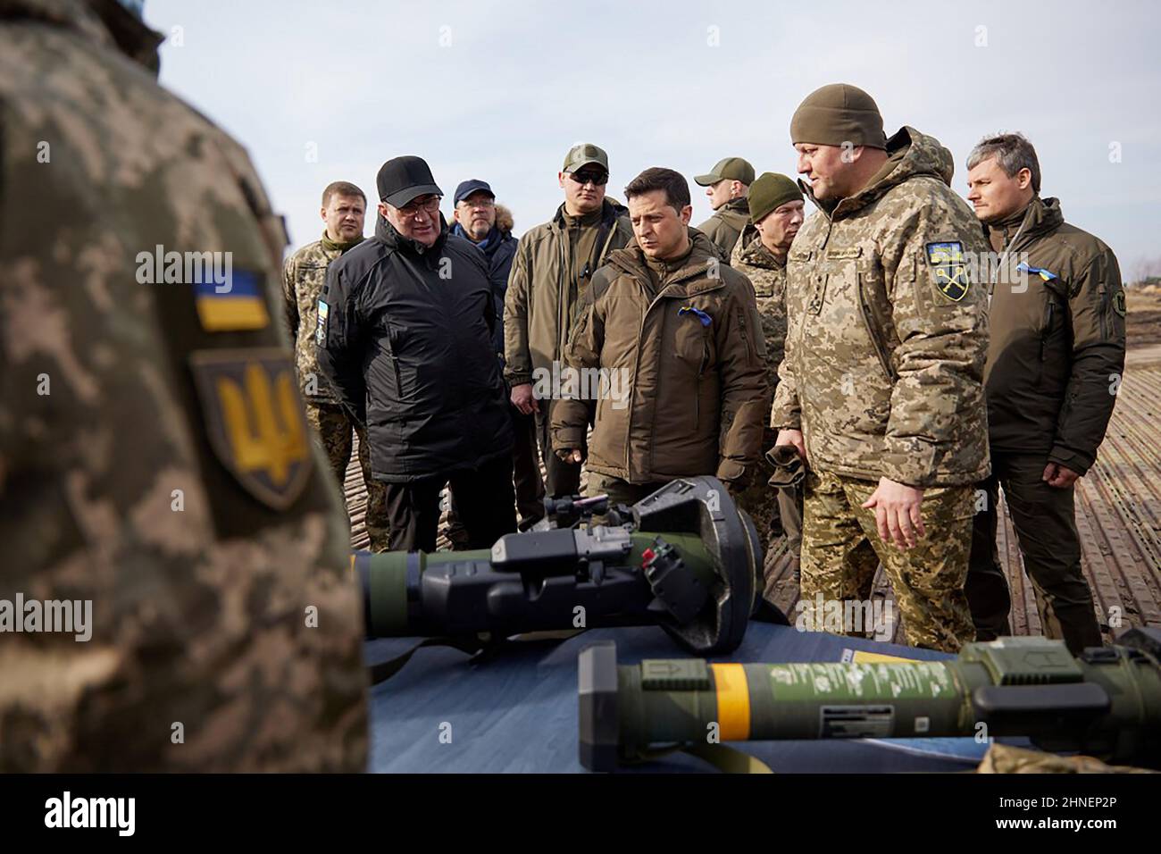 Rivne, Ukraine. 16th févr. 2022. Le président ukrainien Volodymyr Zelensky (2nd R) a écouté les explications lors d'un exercice militaire devant la ville de Rivne, dans le nord de l'Ukraine, mercredi 16 février 2022. Photo du ministère ukrainien de la Défense/UPI crédit: UPI/Alay Live News Banque D'Images