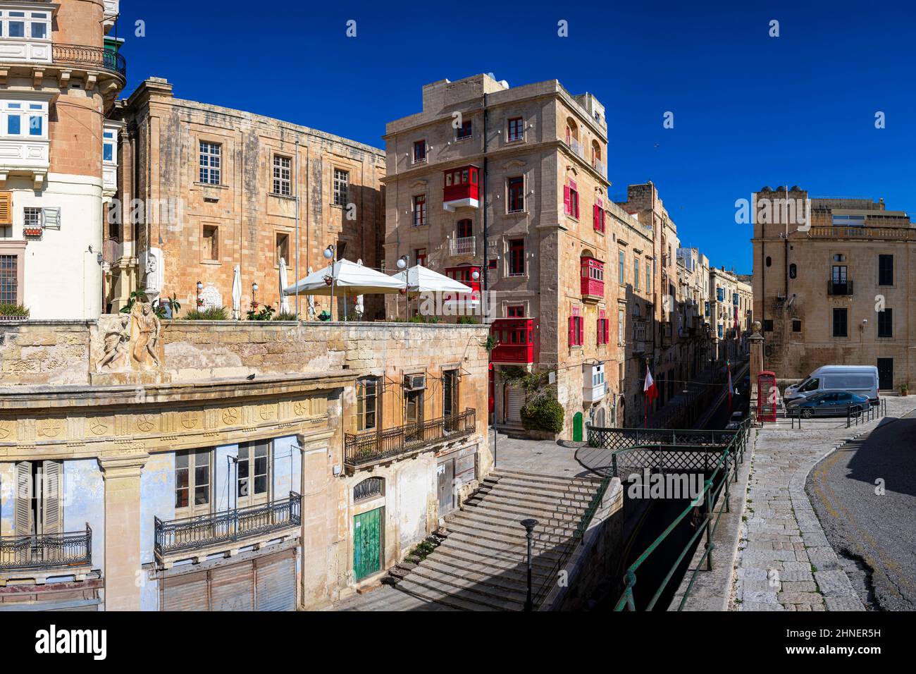 Passerelle et rue étroite avec des escaliers à la Valette Malte. Banque D'Images